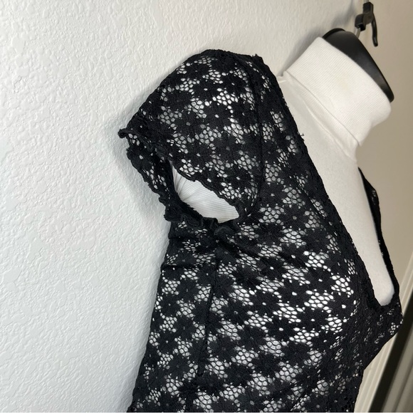 Forever 21 | Black Floral Lace Crop Top with a Scalloped Hem | Small - Picture 2 of 6